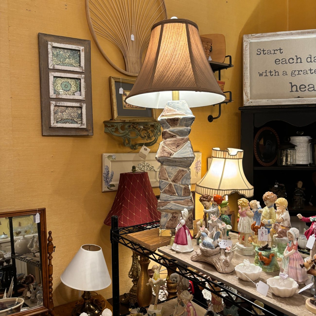 Vintage décor, lamps and figurines